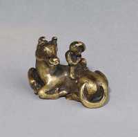 17TH CENTURY A SMALL BRONZE WEIGHT